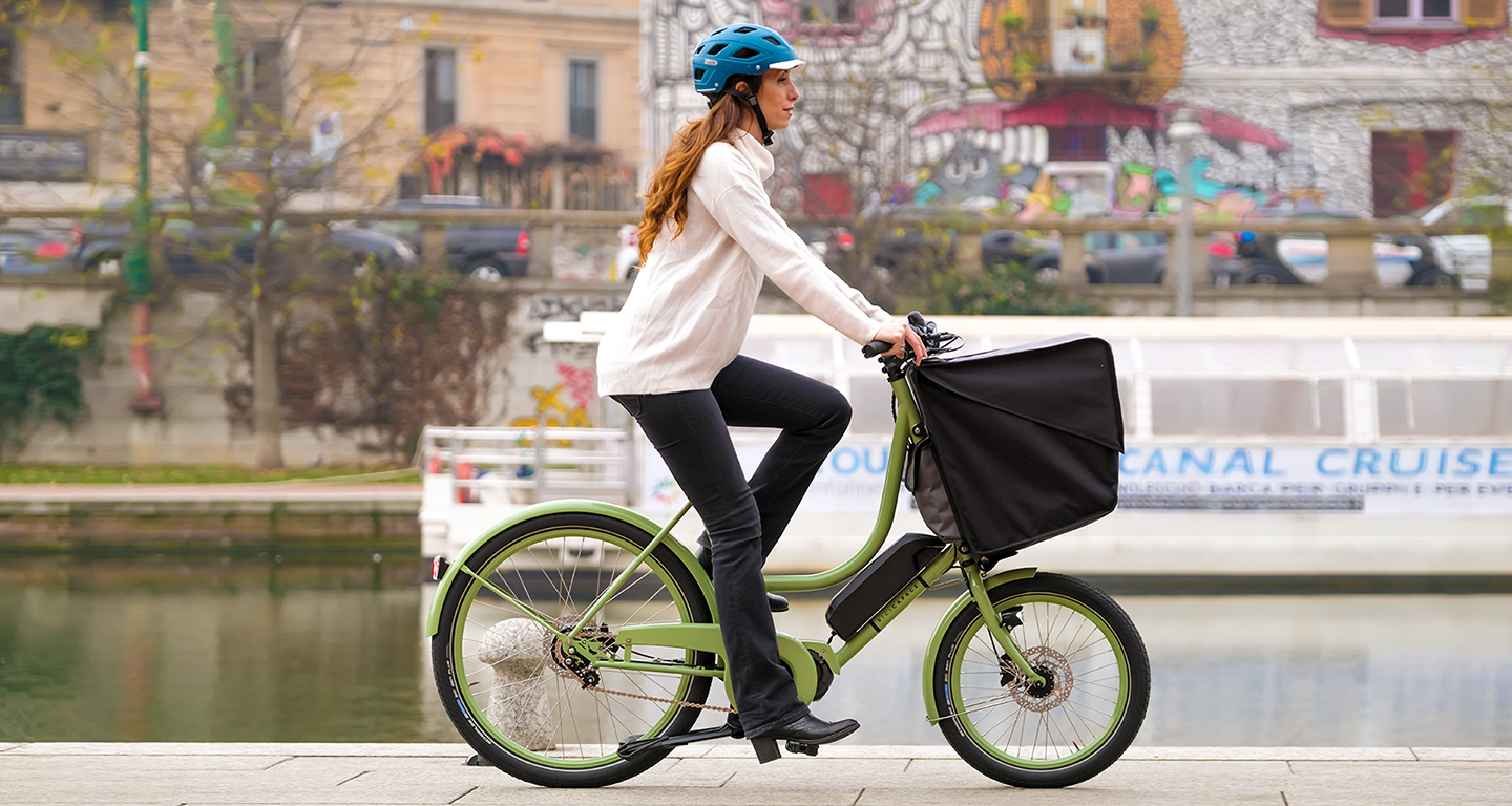 A woman riding b Bicicapace Classic bike