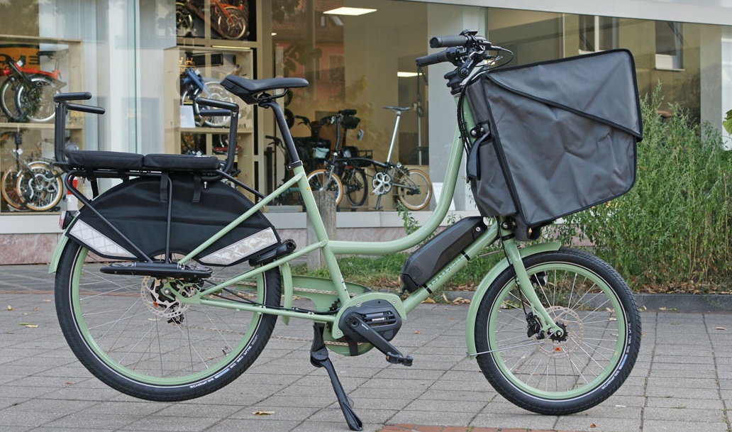 A green Bicicapace E Classicona bike