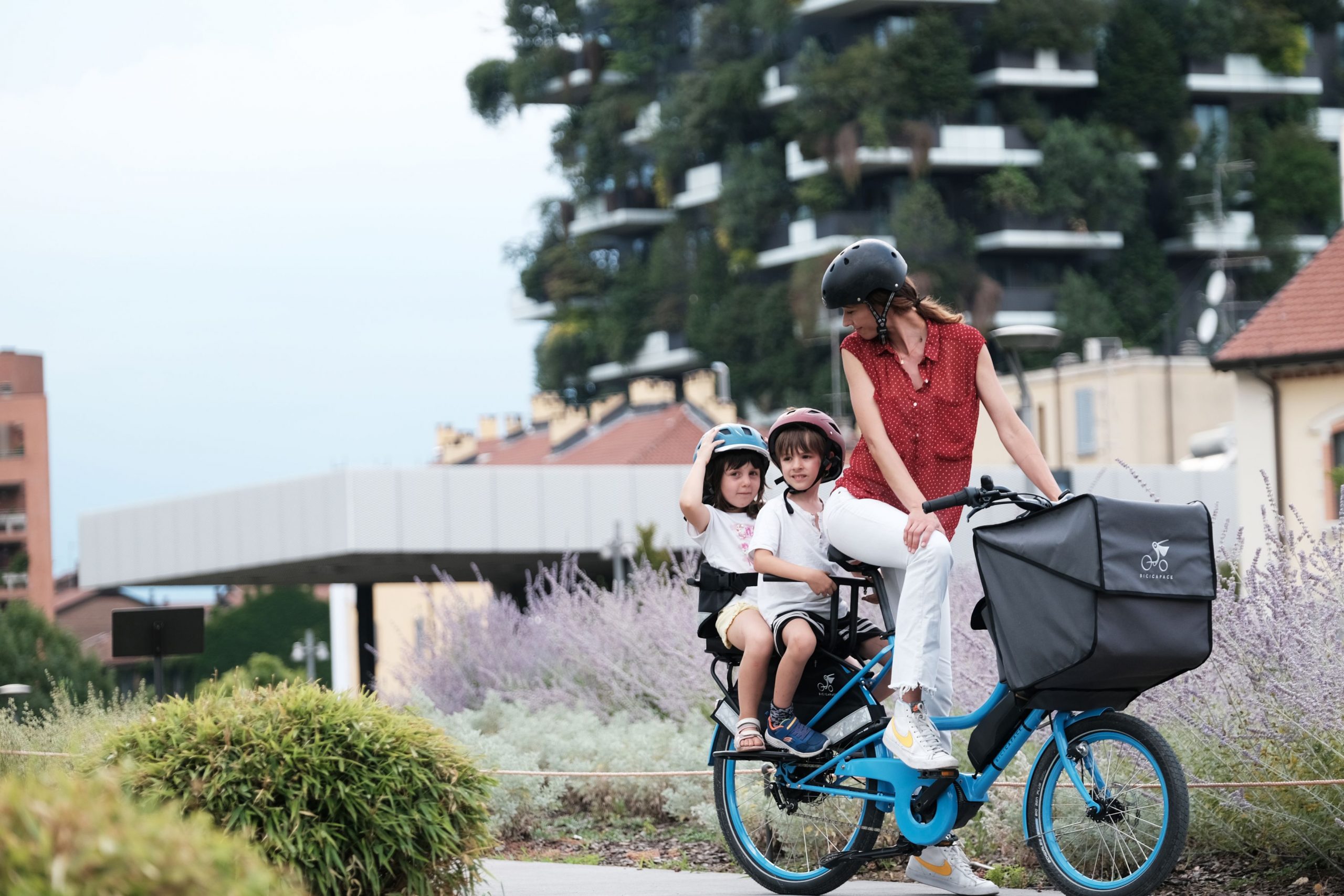 Woman with children on a Bicicapace E Classicona bike