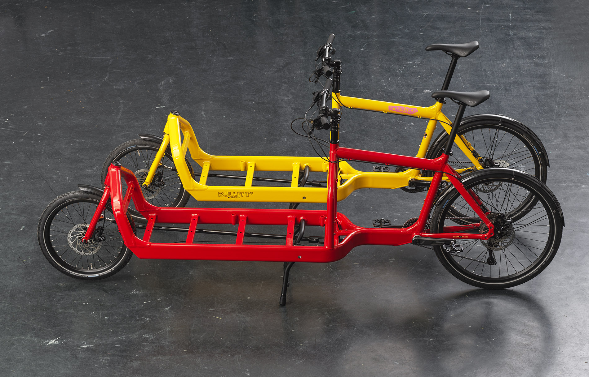 A Bullitt X and a Bullitt Original cargo bike side to side