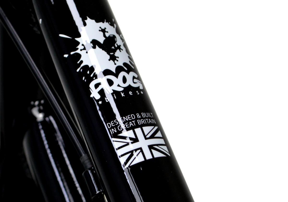 Close up of the top tube of black Frog city bike