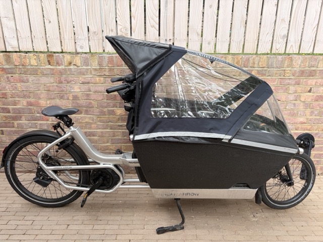 Urban Arrow Family Anniversary, with Raincover and additional bench (2024)